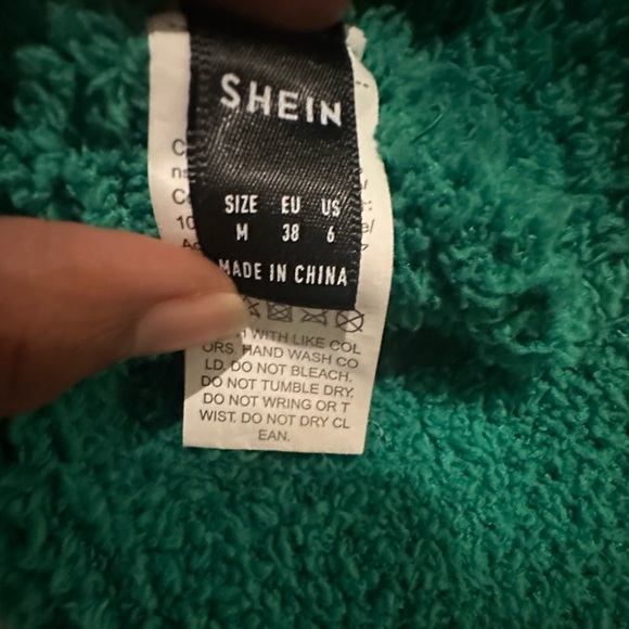 Green Short Sweater, Size M - Picture 4 of 4